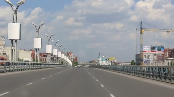 Conducir en el puente que lleva el nombre del sexagésimo aniversario de la victoria. Omsk. Rusia . — Vídeos de Stock