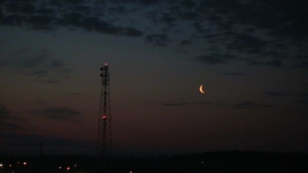 Måne över staden tidigt på morgonen (sjungande grodor och fåglar). — Stockvideo