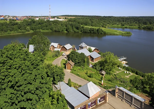 Complexe de bain de restauration "village russe" sur le Ptitsegradsky pon — Photo