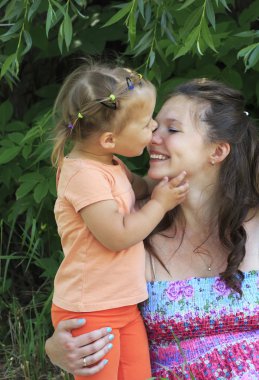 küçük kız şefkatle öptü ve annesine sarılarak.