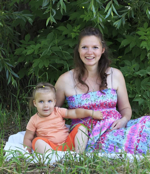 Kleines Mädchen berührt Bauch seiner schwangeren Mutter. — Stockfoto