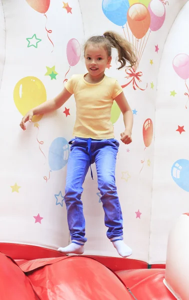 Alegre niña jugando en un trampolín . — Foto de Stock