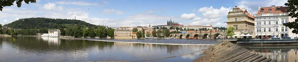 Karelsbrug (middeleeuwse brug in Praag aan de rivier de Vltava)). — Stockfoto