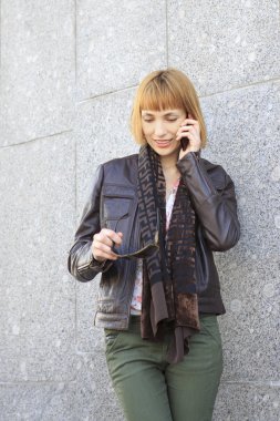 güzel kızın cep telefonundan konuşuyor.