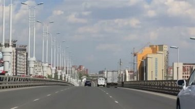 altmışıncı yıldönümü sonra ismini köprüsü üzerinde sürüş. Omsk. Rusya.