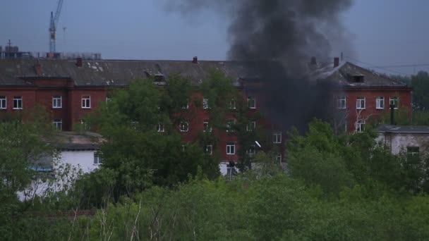 Humo negro en una zona residencial. Fuego en Omsk. Rusia . — Vídeos de Stock