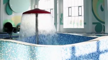 Su parkına bir şelale ile çocuk havuzu.