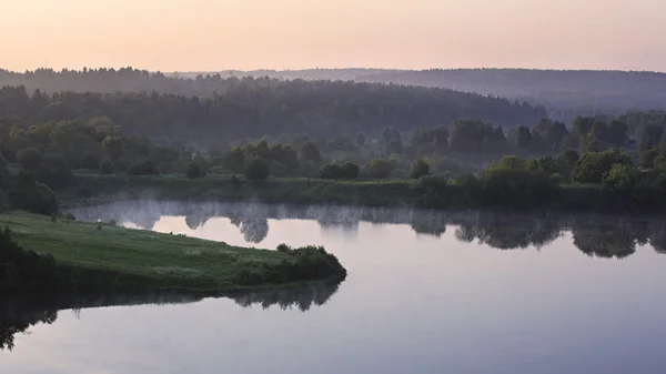 Sis erken saatlerinde ptitsegradsky gölet üzerinde. — Stok fotoğraf