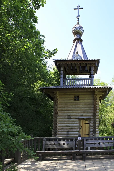 Glockenturm des Wasserfalls Gremyachiy Schlüssel. — Stockfoto