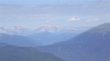 Mountain view Kafkasya aralığı. krasnaya polyana yaz panoraması.