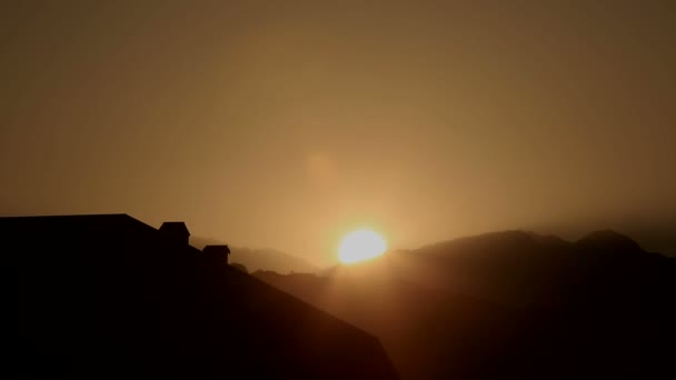 Sonnenaufgang in den Bergen. Zeitraffer-Ansicht — Stockvideo