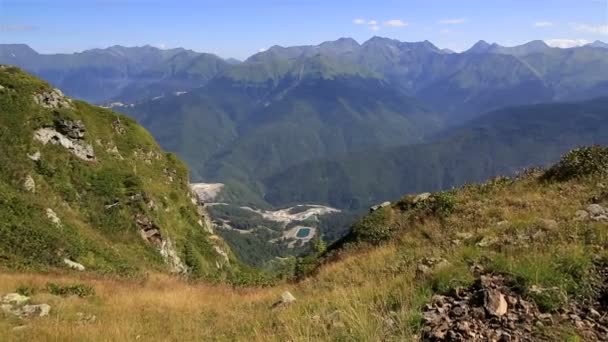 Mountain view Kavkazu rozsahu. letní panorama krasnaya polyana. — Stock video