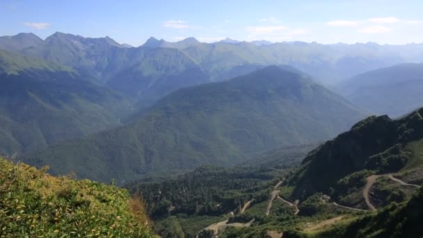 Vistas a la montaña Cordillera del Cáucaso. Panorama de verano de Krasnaya Polyana . — Vídeos de Stock