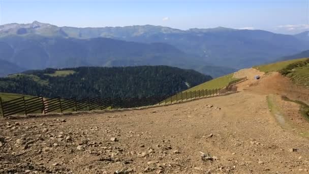 Panorama de verano desde la plataforma de observación Rose Peak. Krasnaya Polyana . — Vídeo de stock