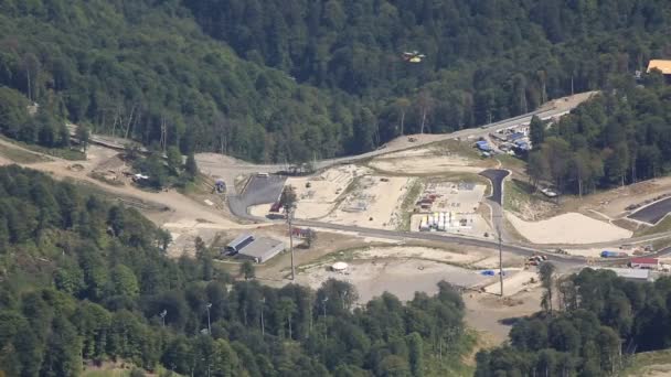 Elicottero che trasporta merci in montagna (costruzione). Krasnaya Polyana . — Video Stock