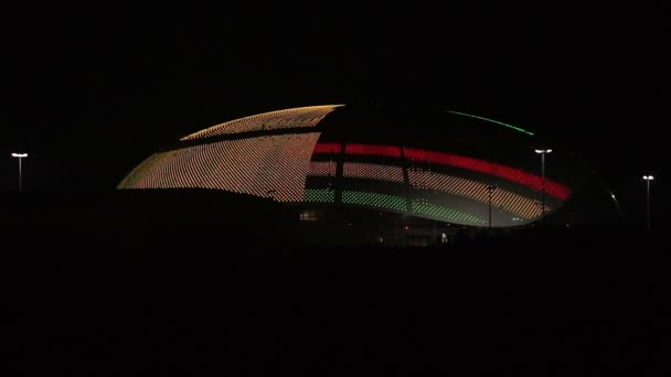 Iluminación nocturna olímpica del gran palacio de hielo "Grande". Sochi. Rusia . — Vídeo de stock