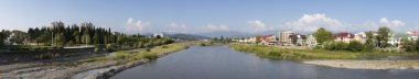 Adler 'deki Mzymta Nehri Panorama.