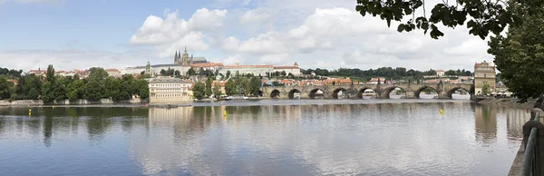 Ponte Carlos (ponte medieval em Praga no rio Vltava). — Fotografia de Stock
