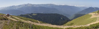 krasnaya polyana yaz panoraması. Mountain view gagra aralığı.