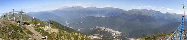 Gondole ascenseur à la plate-forme d'observation "Rose Peak" à Krasnaya Pol — Photo