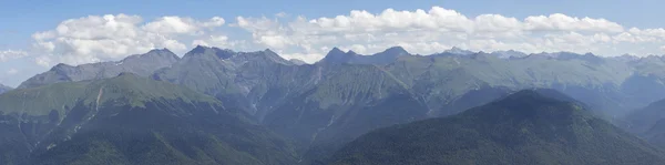 Montagna vista Caucaso gamma. Panorama estivo di Krasnaya Polyan — Foto Stock