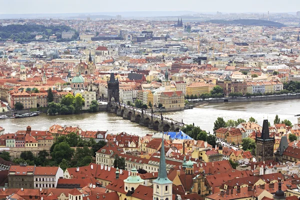 Vltava-joki ja Kaarlen silta Prahassa (Näkymä hinauksesta — kuvapankkivalokuva