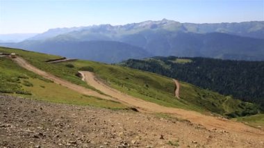 krasnaya polyana yaz panoraması. Mountain view gagra aralığı.