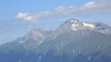 krasnaya polyana içinde karla kaplı tepe chugush.