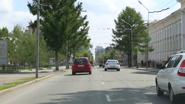 Reizen over lenin straat in het centrum van omsk. Rusland. — Stockvideo