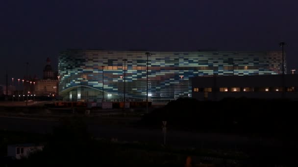 Nachtbeleuchtung des olympischen Winterpalastes des Sports "Eisberg". Sotschi. Russland. — Stockvideo