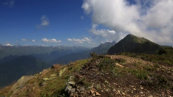 Las nubes flotan sobre las montañas del Cáucaso. Krasnaya Polyana. Vista del Timelapse — Vídeo de stock