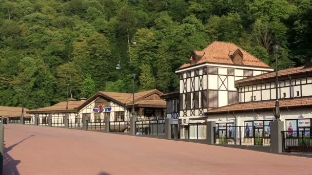 Rosa choetor alpine resort in Krasnaja Poljana. Sotsji. Rusland. kabelbaan in de bergen. — Stockvideo