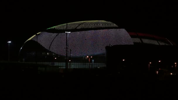 Olympianacht Illumination des großen Eispalastes "groß". Sotschi. Russland. — Stockvideo