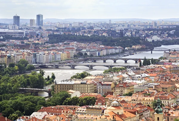 Rio Vltava e Pontes em Praga (Vista da torre de Saint — Fotografia de Stock