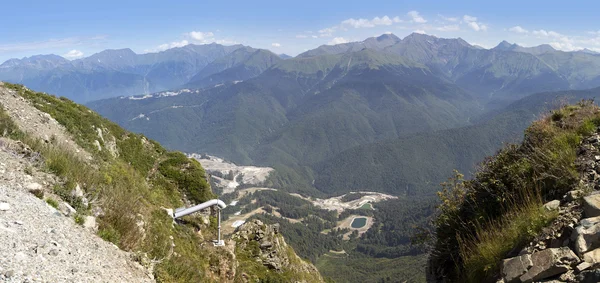 Panorama de instalações de esqui em Krasnaya Polyana . — Fotografia de Stock