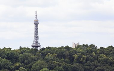Prag'da Petrin gözcü kulesi. Çek Cumhuriyeti.