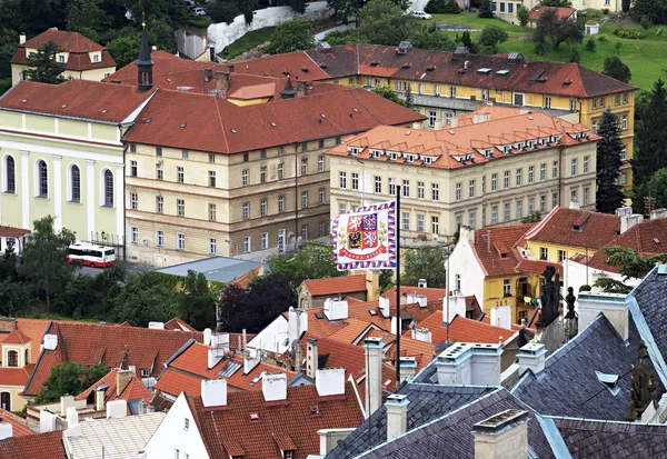 Flagi na budynku w Zamku Praskiego (widok z wieży Saint — Zdjęcie stockowe