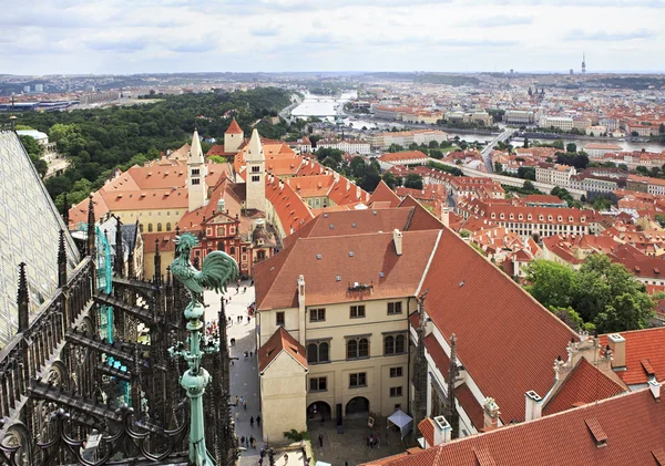 Koninklijk Paleis van de Praagse burcht (weergave van toren van Saint Vitus Ca — Stockfoto