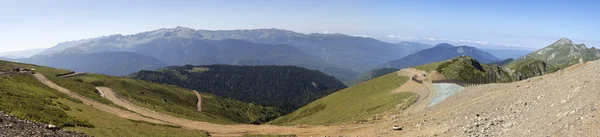 Panorama de verano de Krasnaya Polyana. Vistas a la montaña Gagra Range . —  Fotos de Stock