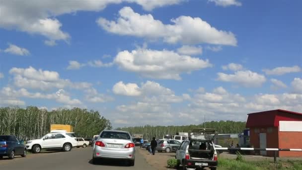 Zomer markt op de weg naar een vakantiedorp. — Stockvideo