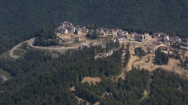 Krasnaya Polyana dağlarında olimpiyat köyü (inşaatın son aşaması). — Stok video