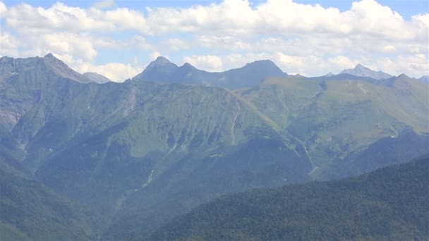 Θέα στο βουνό φάσμα του Καυκάσου. καλοκαίρι πανόραμα του Κράσναγια Πολιάνα. — Αρχείο Βίντεο