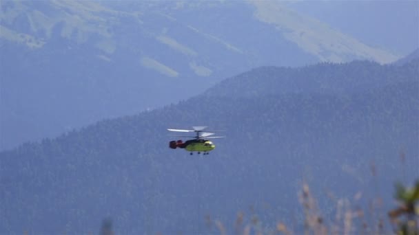 Hubschrauber mit Fracht in den Bergen (Bau). Krasnaja Poljana. — Stockvideo