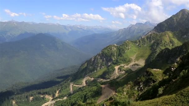 Панорама Кавказских гор на Красной Поляне (вид с канатной дороги ). — стоковое видео