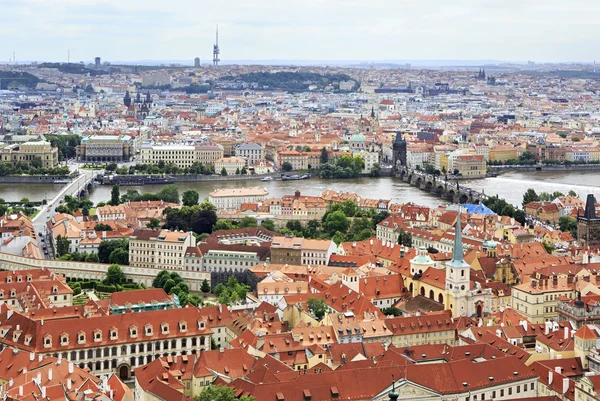 Fiume Moldava e Ponte Carlo a Praga (Vista dal traino — Foto Stock