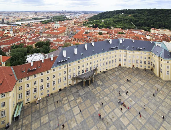 Third courtyard of Prague Castle (view from Saint Vitus Cathedra — Stock Photo, Image