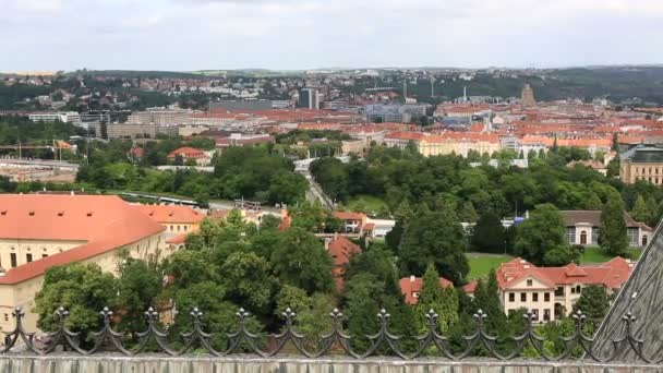 Исторический центр Праги (Вид с башни собора Святого Вита ). — стоковое видео