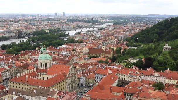 Panorama van het historische centrum van Praag (uitzicht vanaf de toren van de Sint-Vituskathedraal). — Stockvideo