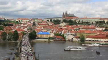 Charles Köprüsü (Ortaçağ köprü Prag'da Vltava Nehri üzerinde). Timelapse görünümü