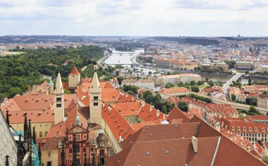 Prag tarihi merkezi (görünümü Saint Vitus Kulesi